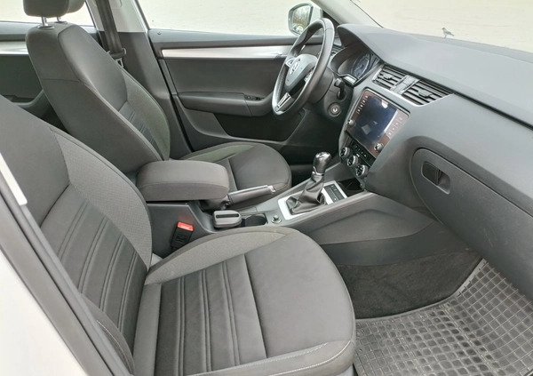 Skoda Octavia cena 37600 przebieg: 242000, rok produkcji 2017 z Gdańsk małe 277
